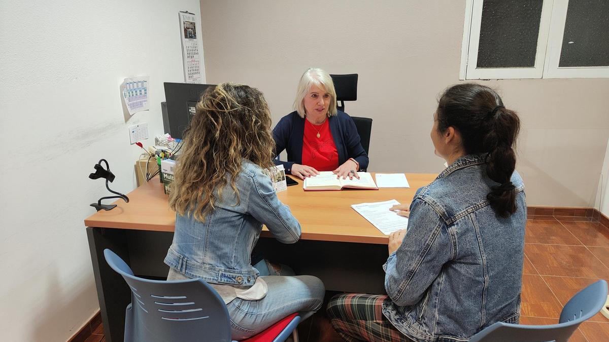 Julia Castellano, en una reunión con Lindsay Ramos y Elisabet Hernández, trabajadoras de la Asociación Gull-Lasègue.