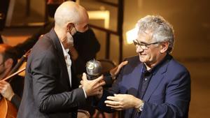 El director Alfredo Sanzol (i) tras recibir de manos del escritor Bernardo Atxaga el premio a mejor espectáculo de teatro por la obra El bar que se tragó a todos los españoles durante la gala de entrega de la XXIV edición de los Premios Max.