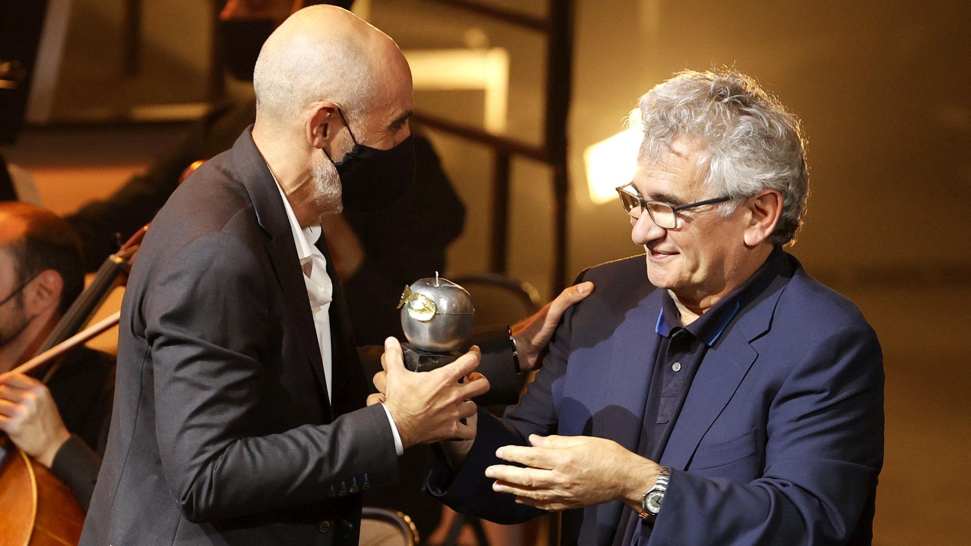 El director Alfredo Sanzol (i) tras recibir de manos del escritor Bernardo Atxaga el premio a mejor espectáculo de teatro por la obra &quot;El bar que se tragó a todos los españoles&quot; durante la gala de entrega de la XXIV edición de los Premios Max