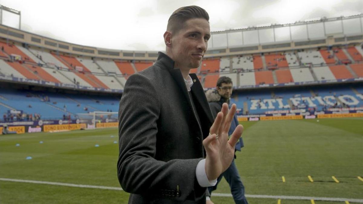 Fernando Torres saluda en los prolegómenos del Atlético - Valencia