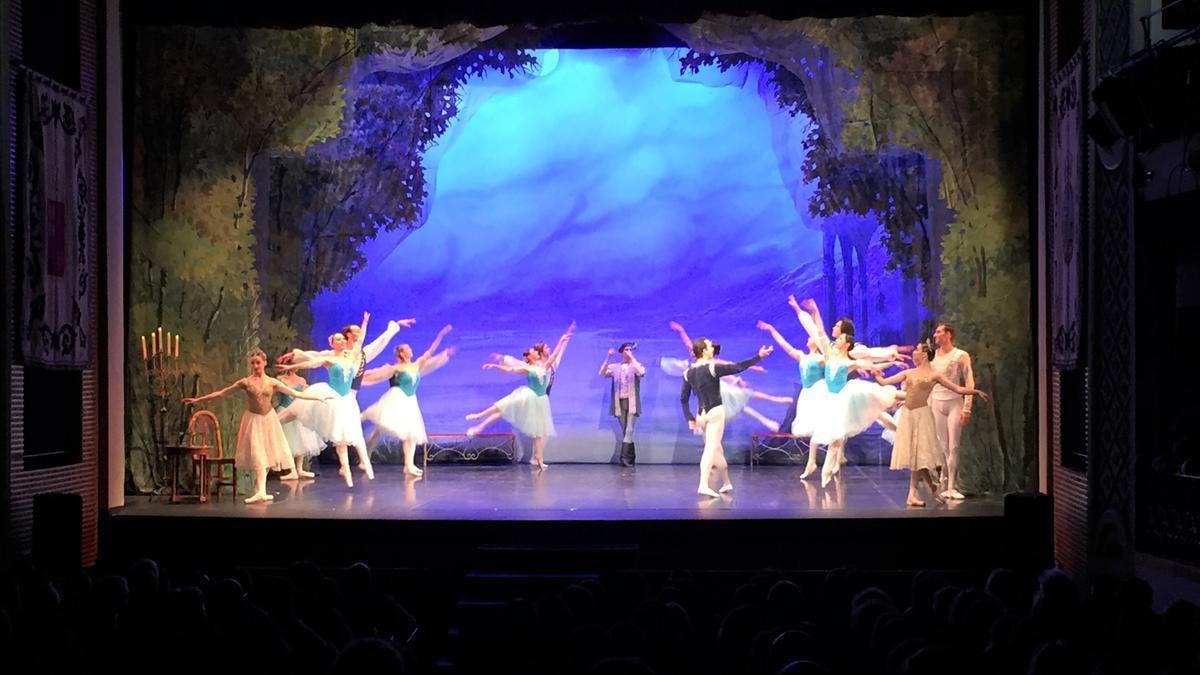 Los bailarines del Ballet de Kiev, anoche, en el escenario del Teatro Guerra.