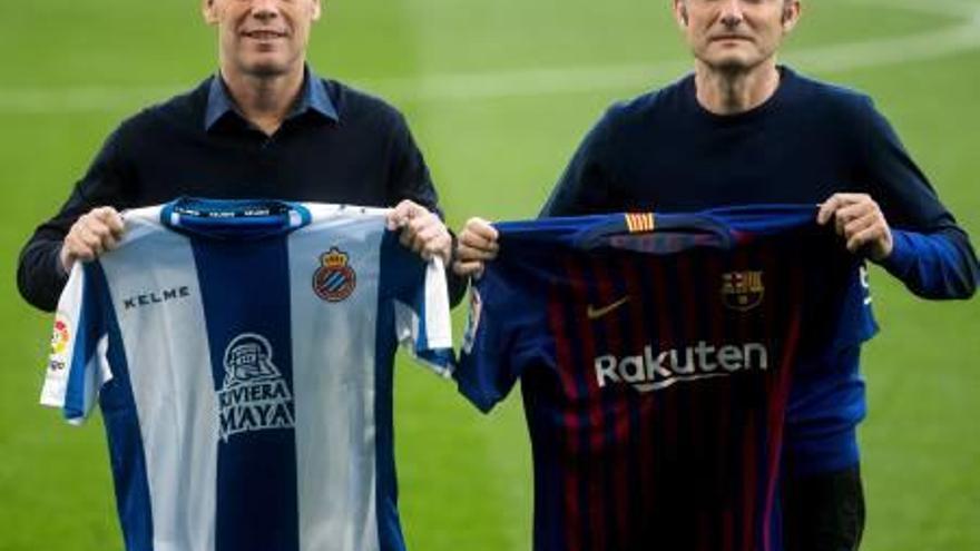 El entrenador del RCD Espanyol, Rubi, posa junto al entrenador del FC Barcelona, Ernesto Valverde.