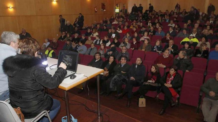 La asamblea de la asociación de vecinos, ayer, que llenó el aforo del Multiusos de Chapela. // Alba Villar