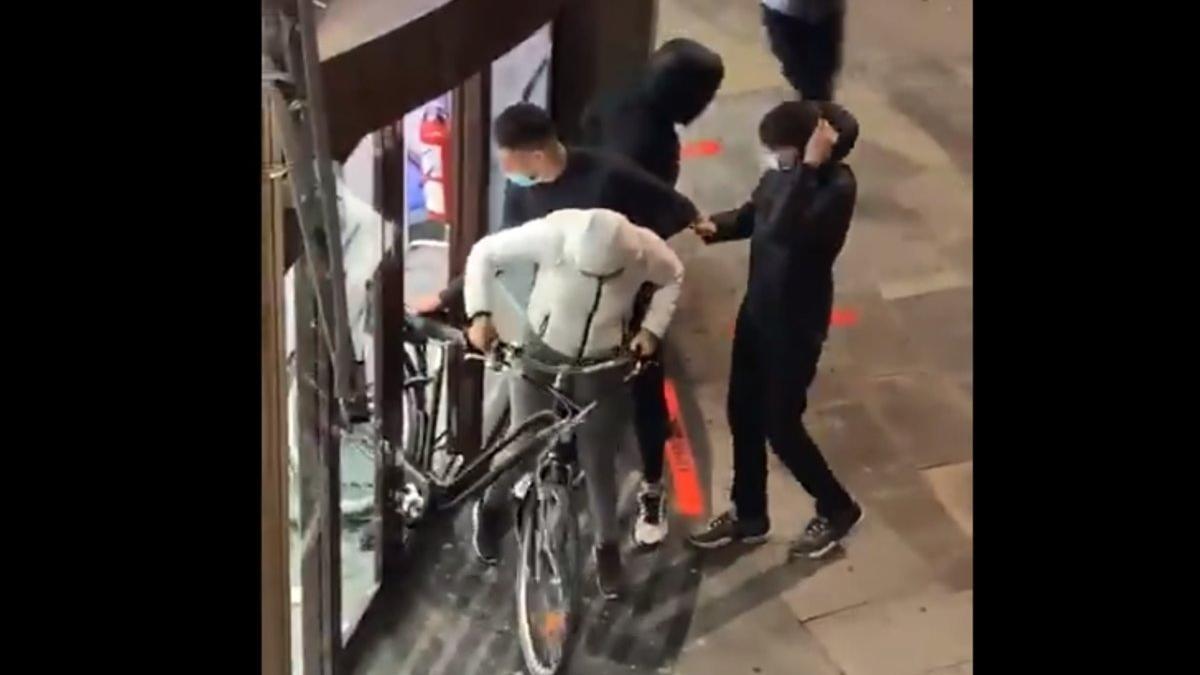 Varios jóvenes que se llevaron bicis anoche del Decathlon de la calle Canuda de Barcelona.