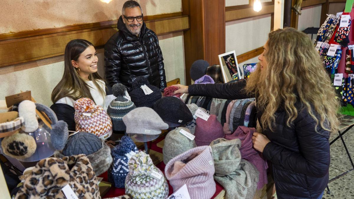 Parada de complements al Mercat de Nadal de Berga, a principis de mes
