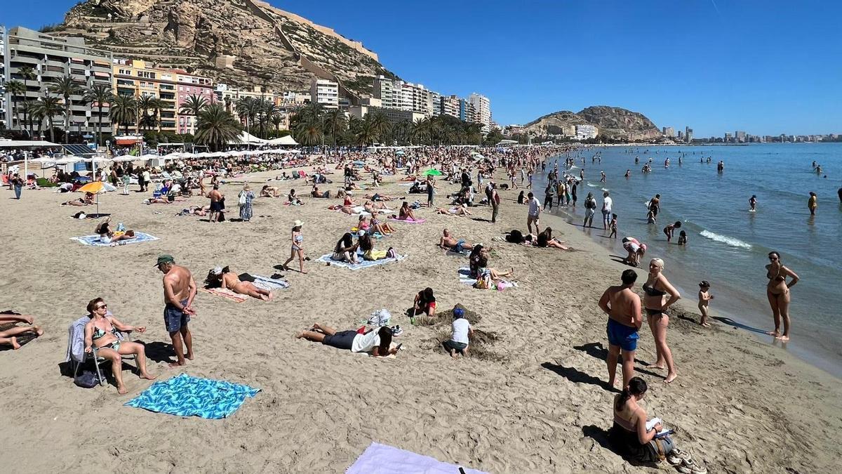 La playa del Postiguet, llena en el Domingo de Resurrección