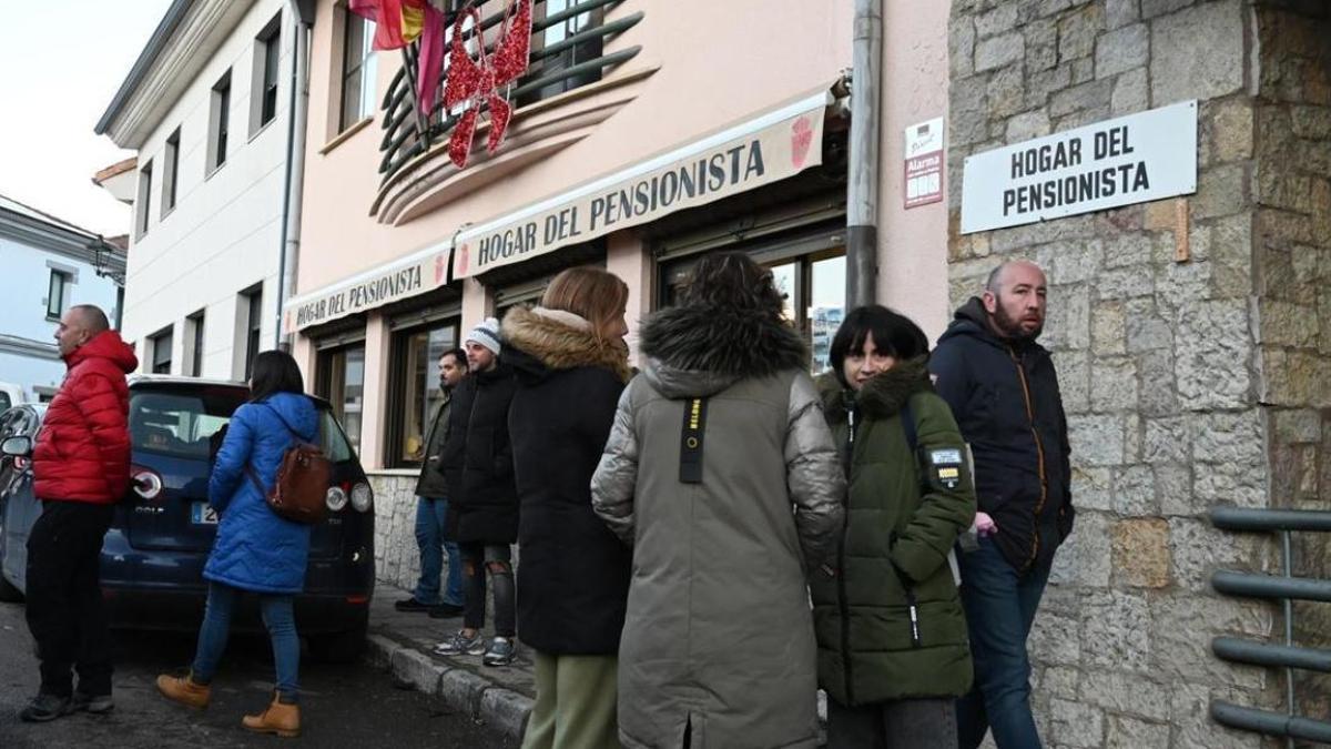 Vecinos y afectados en la reunión celebrada en Villamanín.