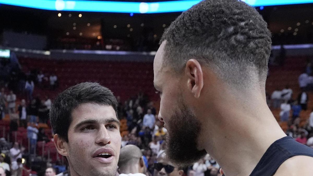 Carlos Alcaraz saluda a Stephen Curry en el partido Miami Heat-Golden State