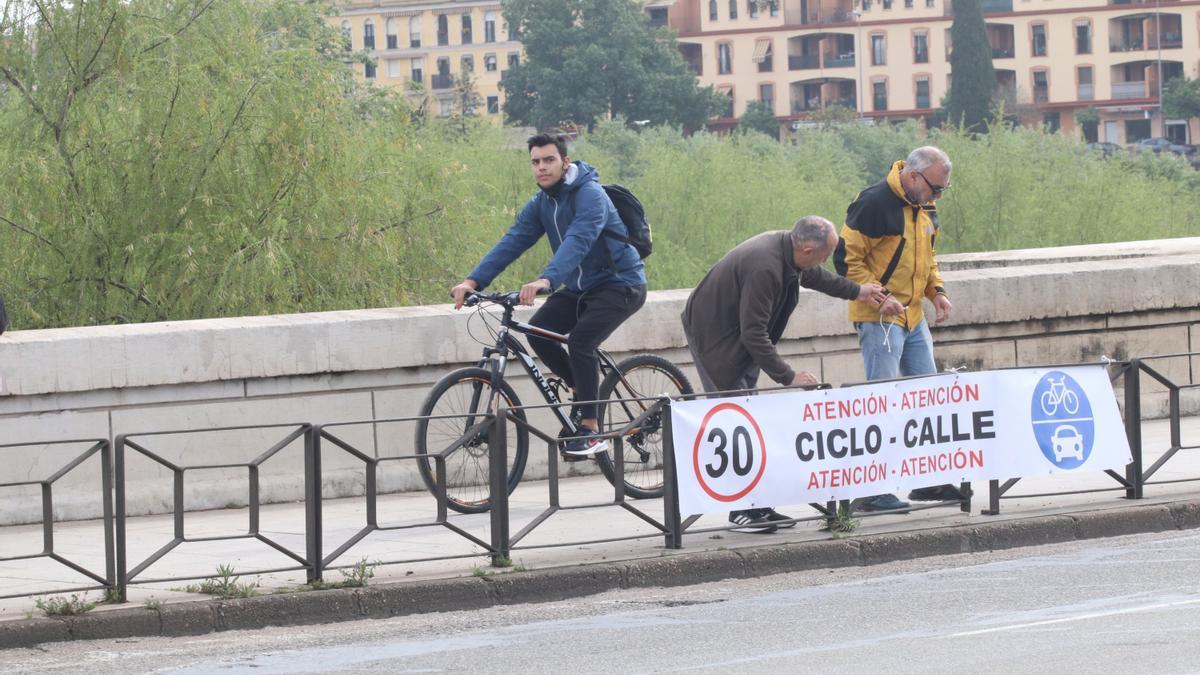 Puente de San Rafael, pendiente de carril bici.