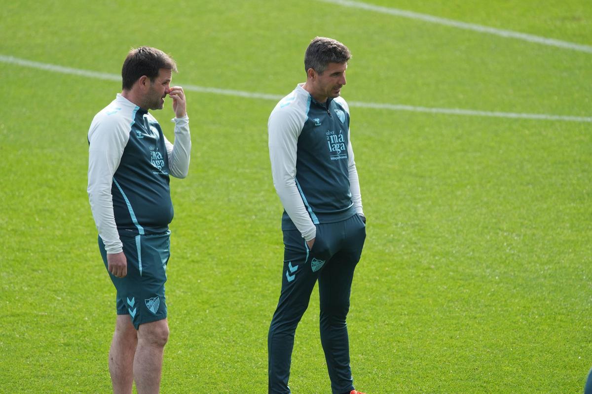 Funes, junto a su segundo, Juan Carlos Andrés, durante el entrenamiento de este viernes en La Rosaleda.