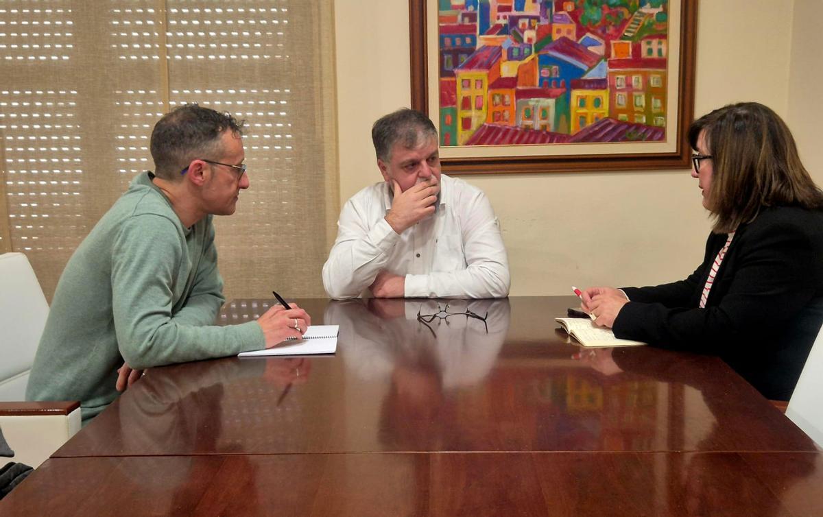 El alcalde con los diputados José Luis Loren y Charo Navalón para analizar la situación de las infraestructuras educativas de la ciudad