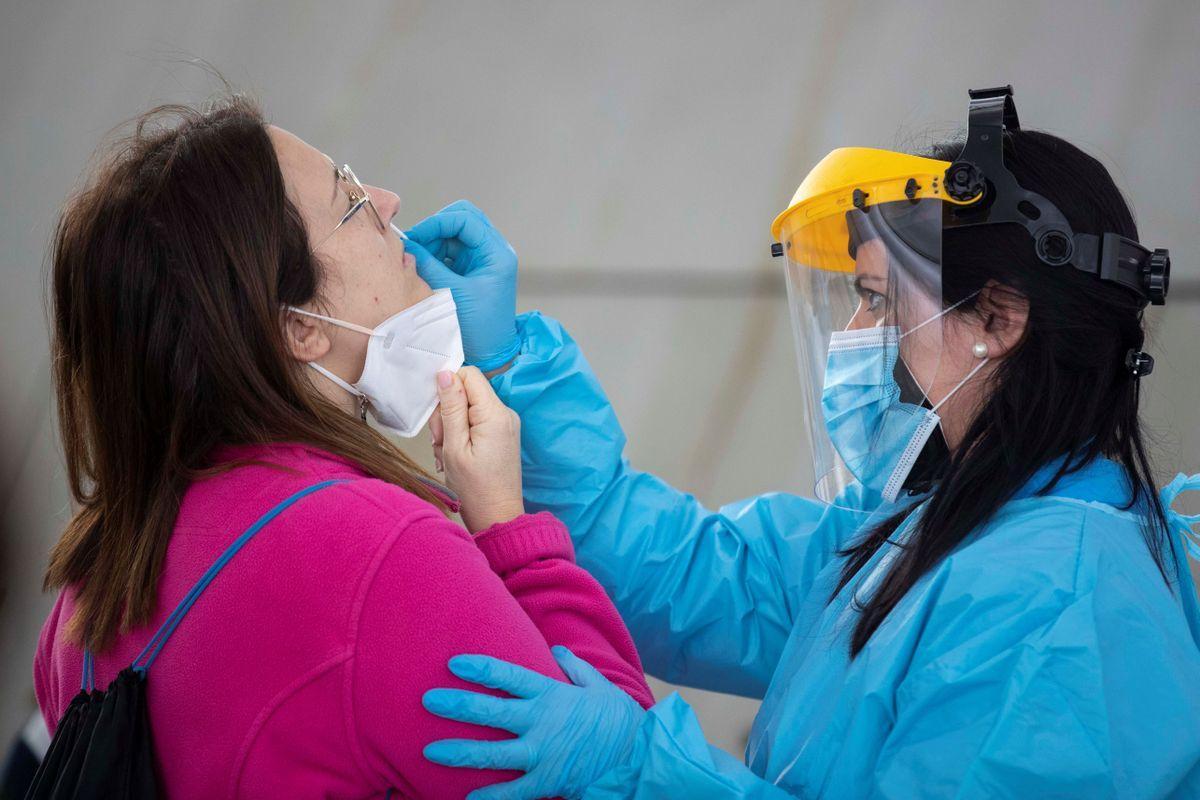 Una sanitaria realiza un test de antígenos a una maestra este domingo en un vivero de empresas de Murcia.