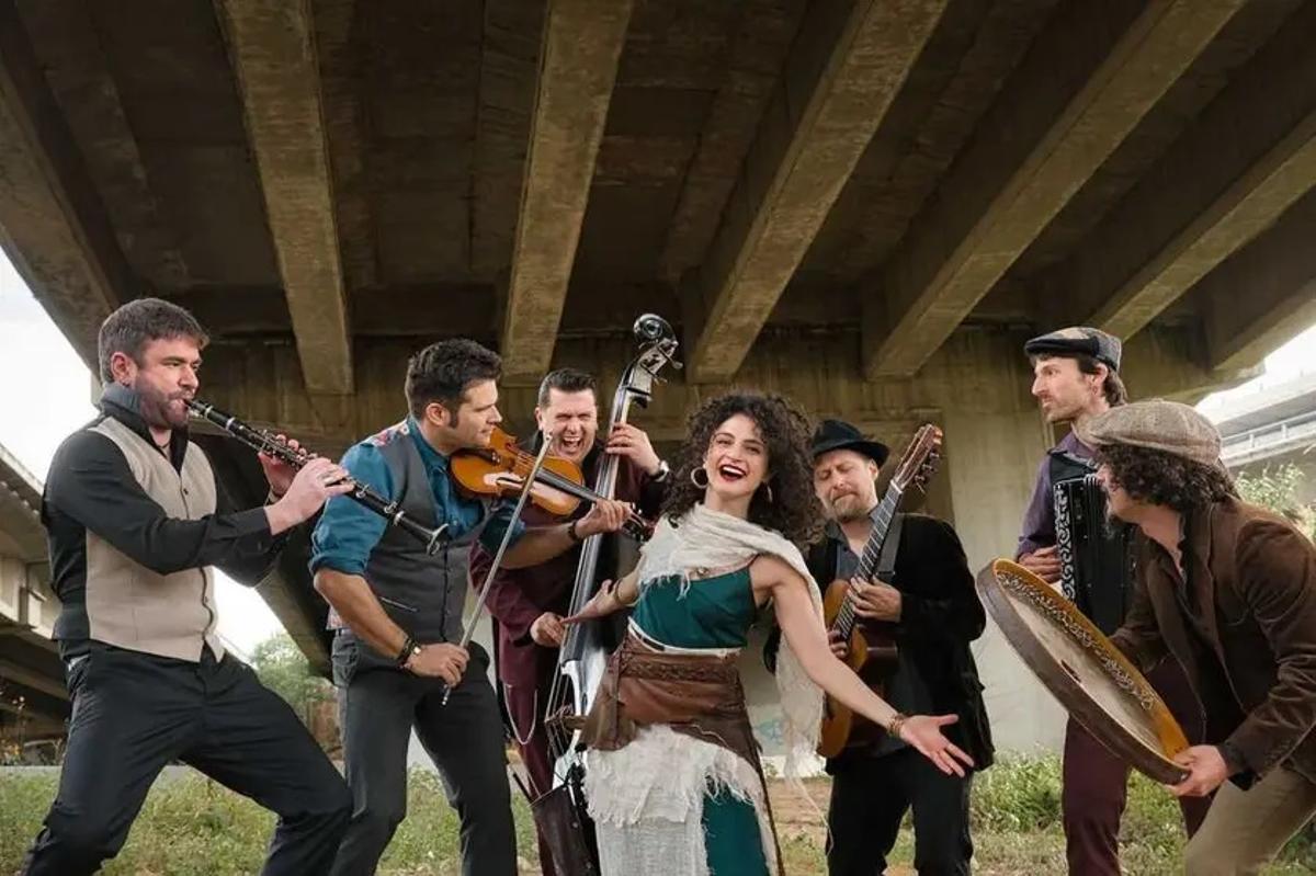 La Barcelona Gipsy Balkan Orchestra llenará Murcia de sonidos balcánicos, gitanos, mediterráneos este viernes
