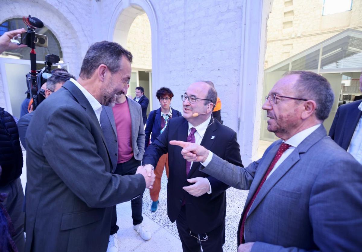 Iceta saluda al alcalde de Elche, Carlos González.