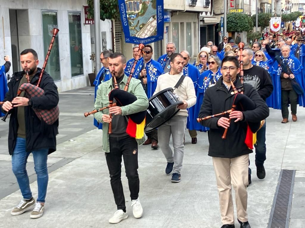 Así desfilaron los cofrades participantes en el XXXI Capítulo da Cofradía do Centolo Larpeiro, en O Grove.