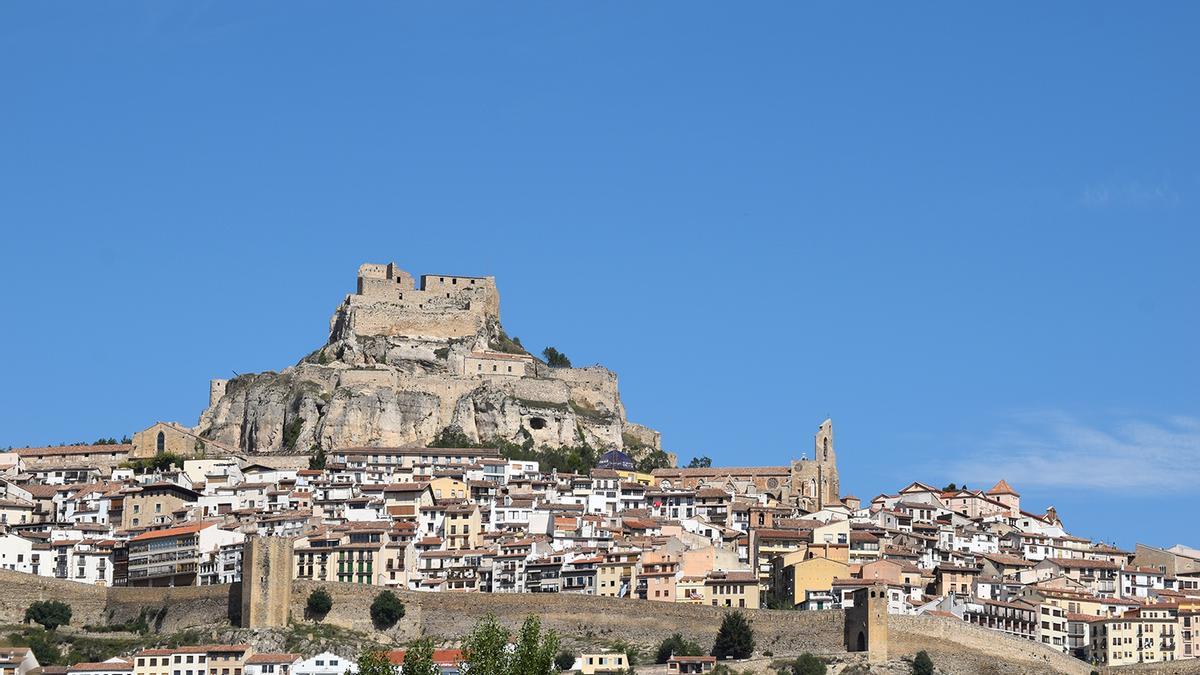 Panorámica de la capital de la comarca, Morella, para la que hay varias teorías en torno a qué puede referirse su nombre.