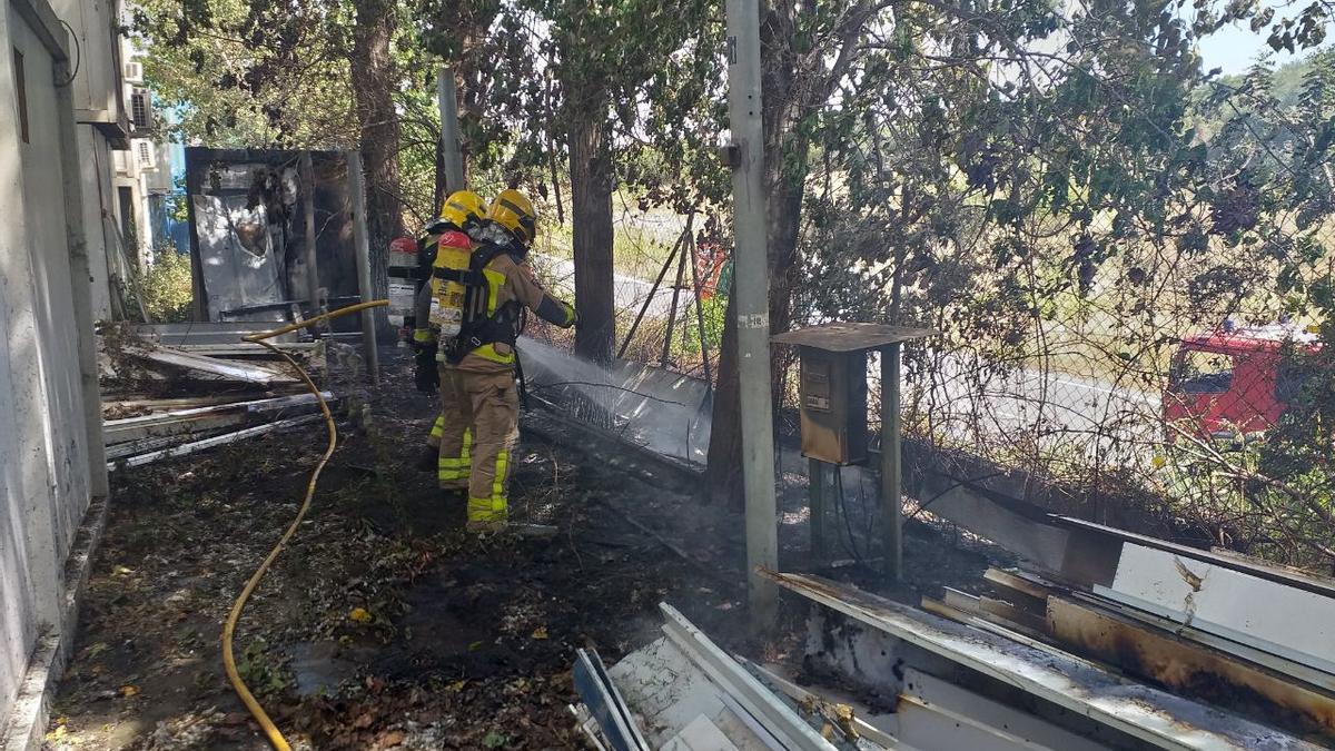 Un incendio quema 200 metros de matorrales en la Riera del Fonollar de Sant Boi