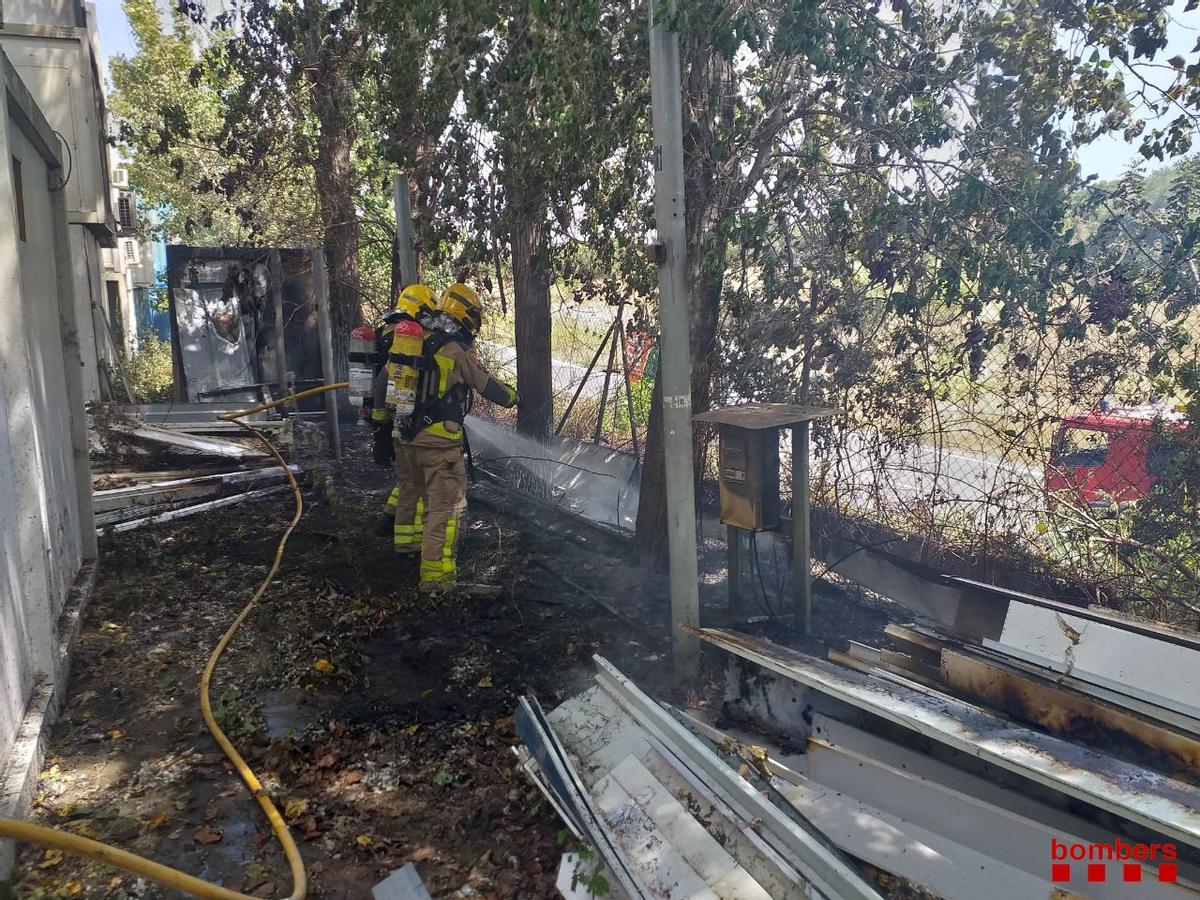 Un incendi crema 200 metres de matolls a Sant Boi Un incendi crema 200 metres de matolls a Sant Boi