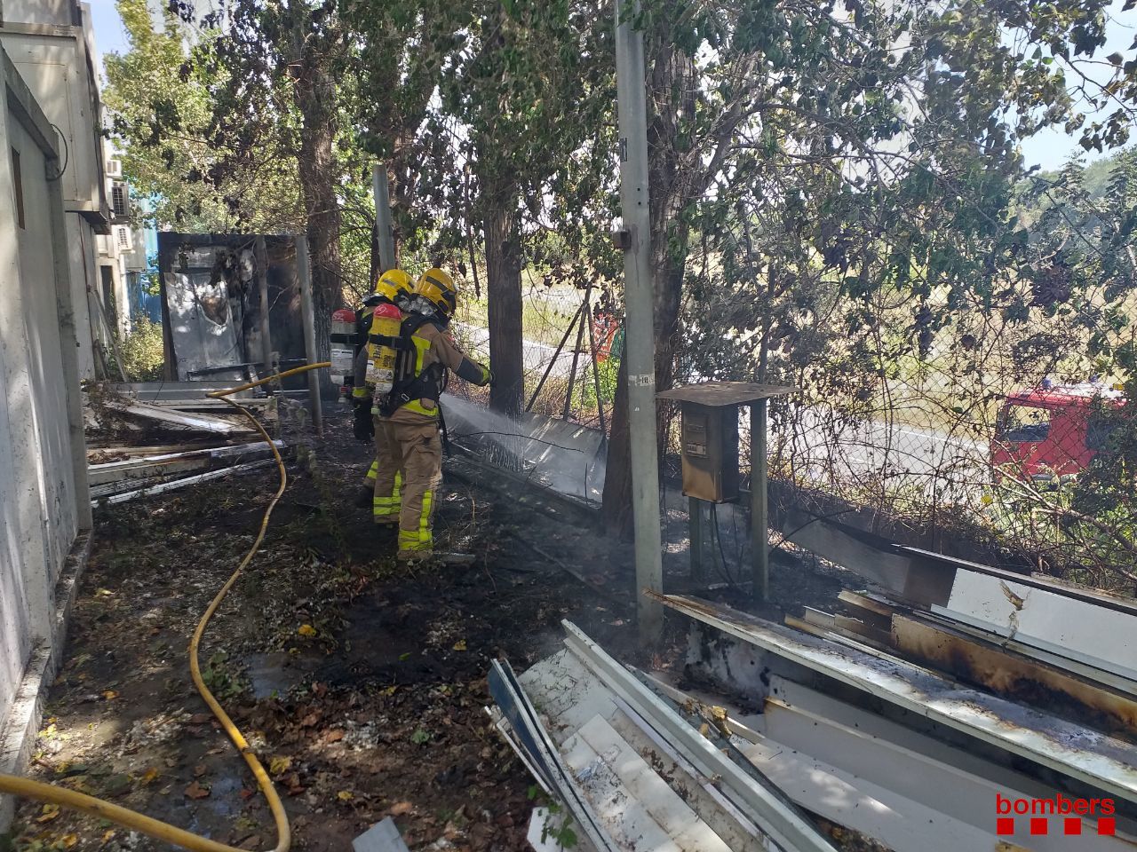 Un incendio quema 200 metros de matorrales en la Riera del Fonollar de Sant Boi