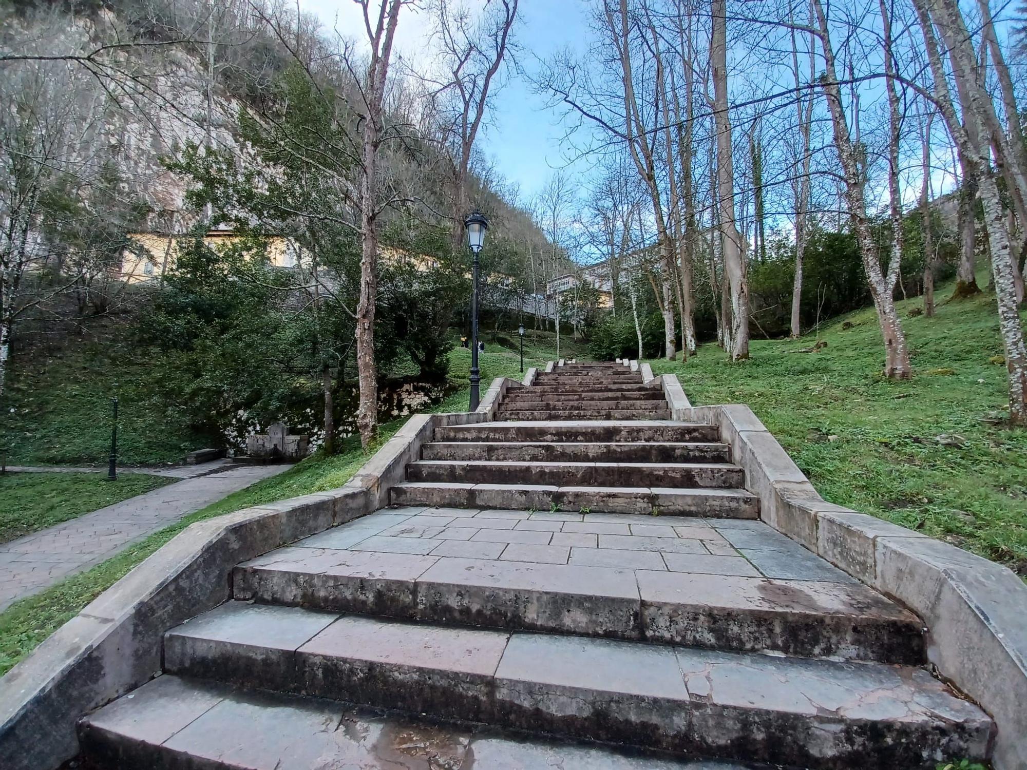 Leones de Papa, jardines de Príncipe y camposanto secreto, las mil y una curiosidades de Covadonga