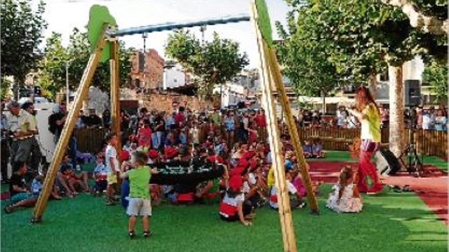 Un moment de la inauguració del parc infantil que s&#039;ha integrat dins la plaça, ahir a la tarda