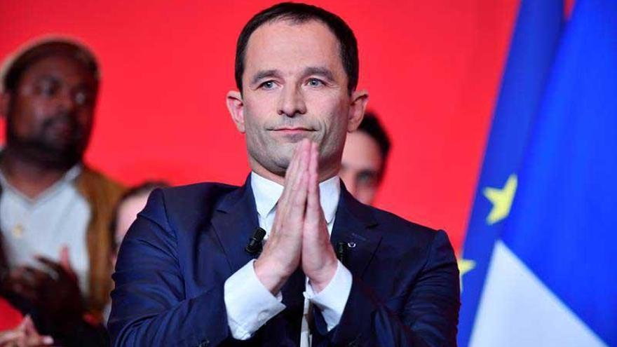 El socialista francés Hamon pide el voto por Macron para frenar a Le Pen