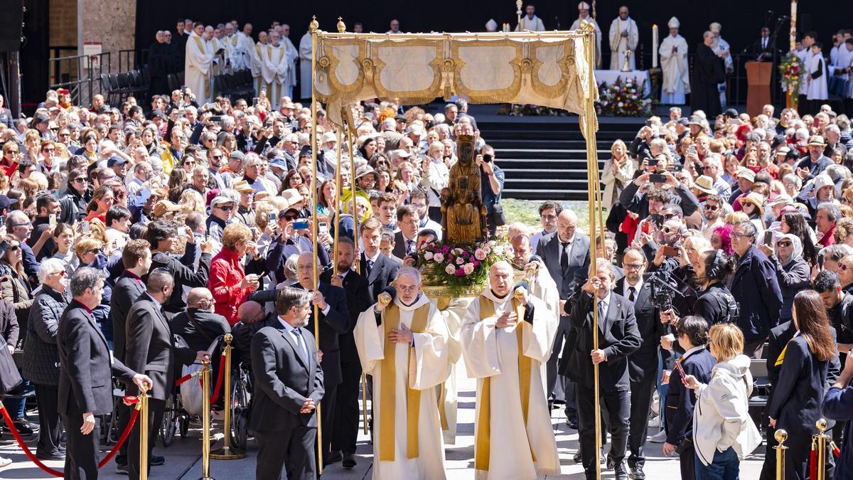 La Virgen de Montserrat sale de la abadía por primera vez este siglo ante miles de fieles