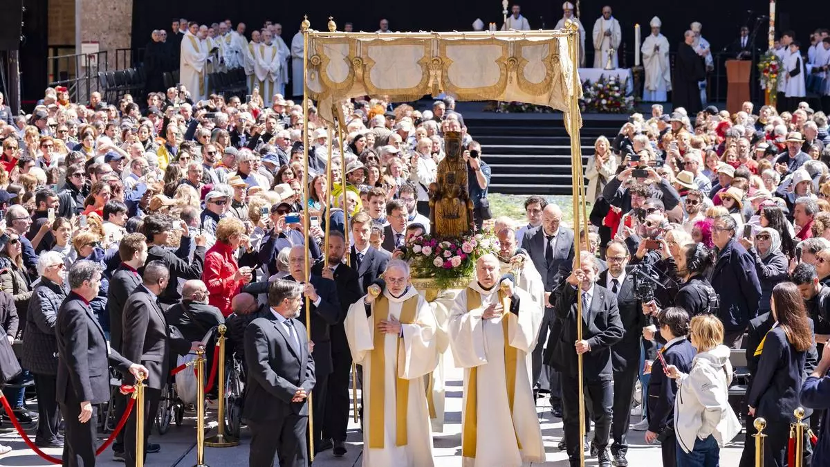 Montserrat recibe con devoción la salida de la Moreneta por primera vez en este milenio