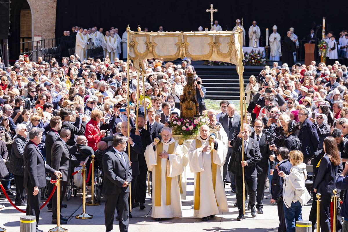 Montserrat rep amb devoció la sortida de la Moreneta per primera vegada en aquest mil·lenni