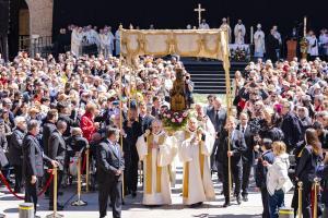 Montserrat rep amb devoció la sortida de la Moreneta per primera vegada en aquest mil·lenni