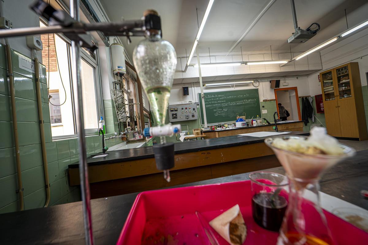 El Institut Sants, entre lo retro y lo ruinoso: crónica visual de un centro que envejece sin cuidados