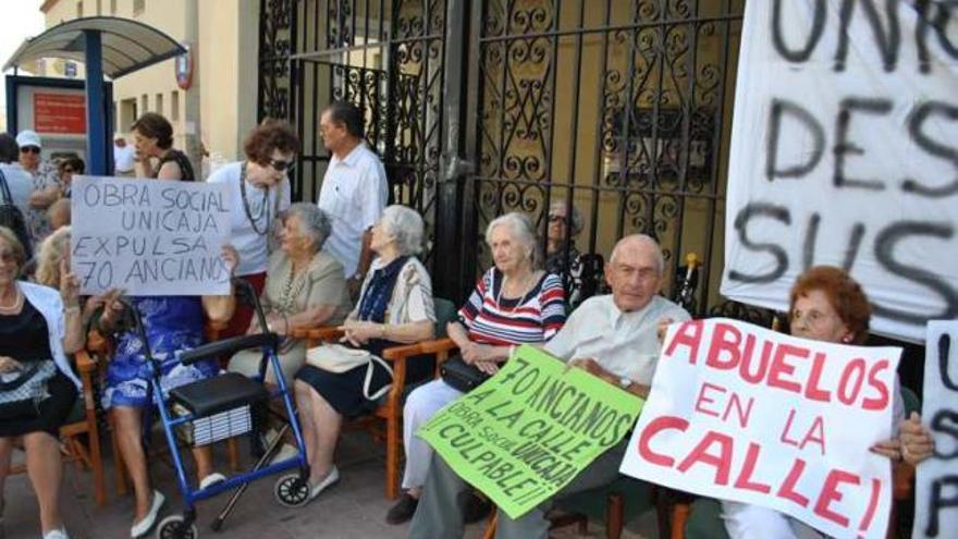 Afectados y familiares durante la concentración.