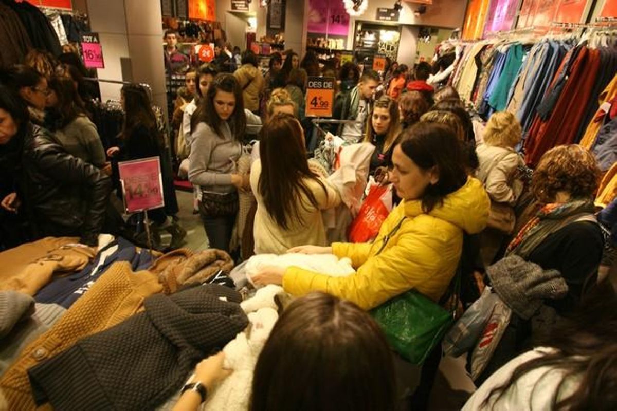Compradors en un comerç de Barcelona el primer dia de rebaixes.