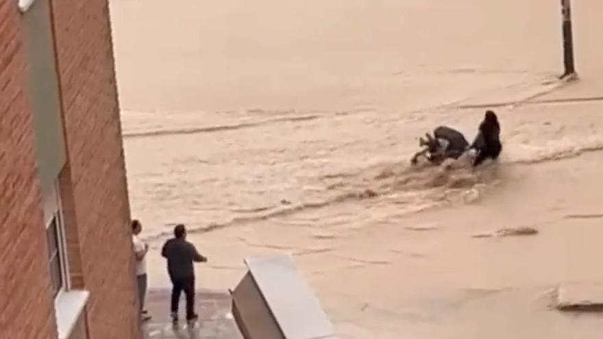 VÍDEO | Tormentas en España: Una mujer pone en riesgo la vida de su bebé para cruzar una calle