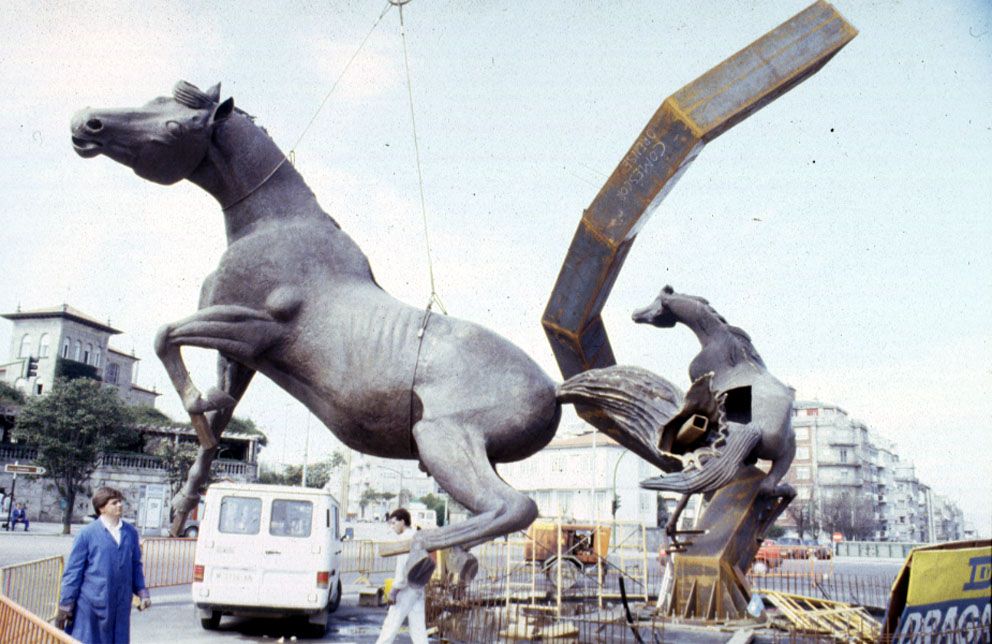 Instalación del monumento a los caballos en Praza de España en 2002, supervisadas por el propio escultor