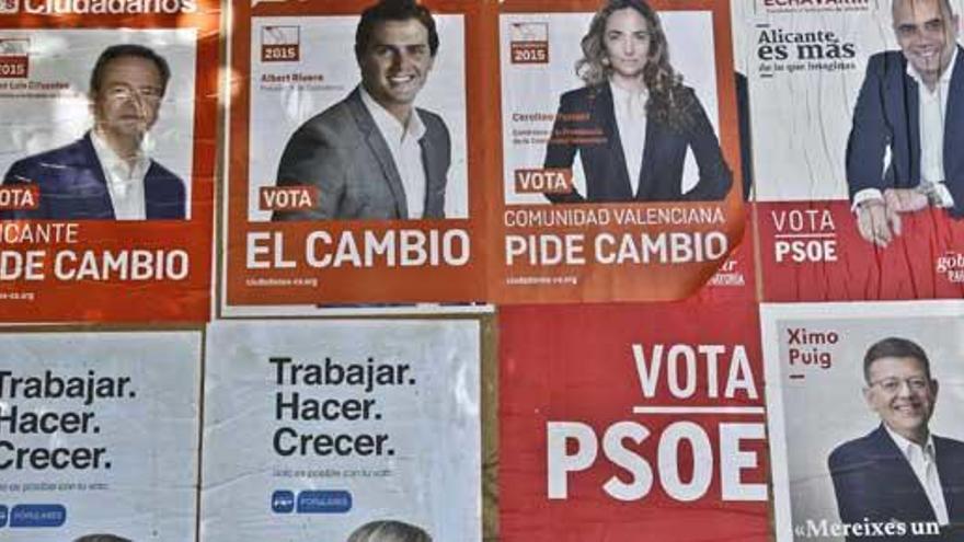 Carteles electorales en Alicante.