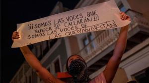Mujeres en Puerto Rico protestan por el aumento de feminicidios.