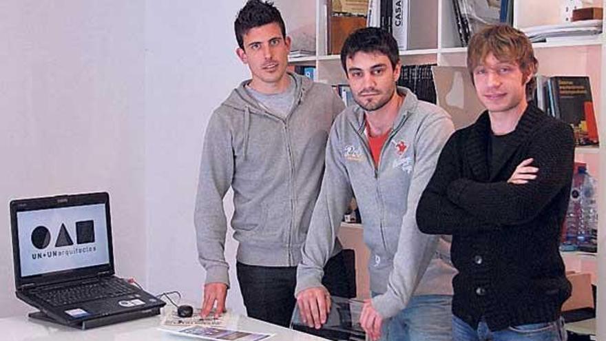 Arturo Lagoa, Mario Fernández y Roi Abal, en su estudio de la calle Manuel Graña.  // Gonzalo Núñez