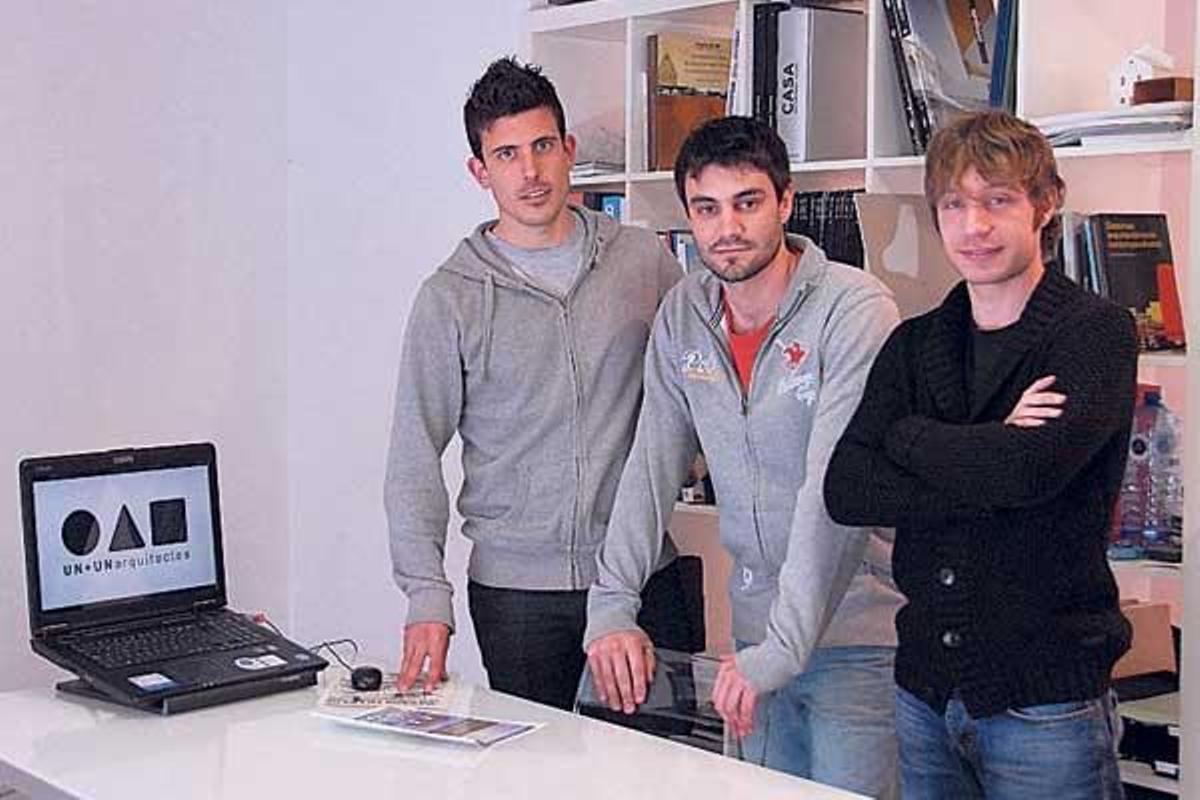 Arturo Lagoa, Mario Fernández y Roi Abal, en su estudio de la calle Manuel Graña.  // Gonzalo Núñez
