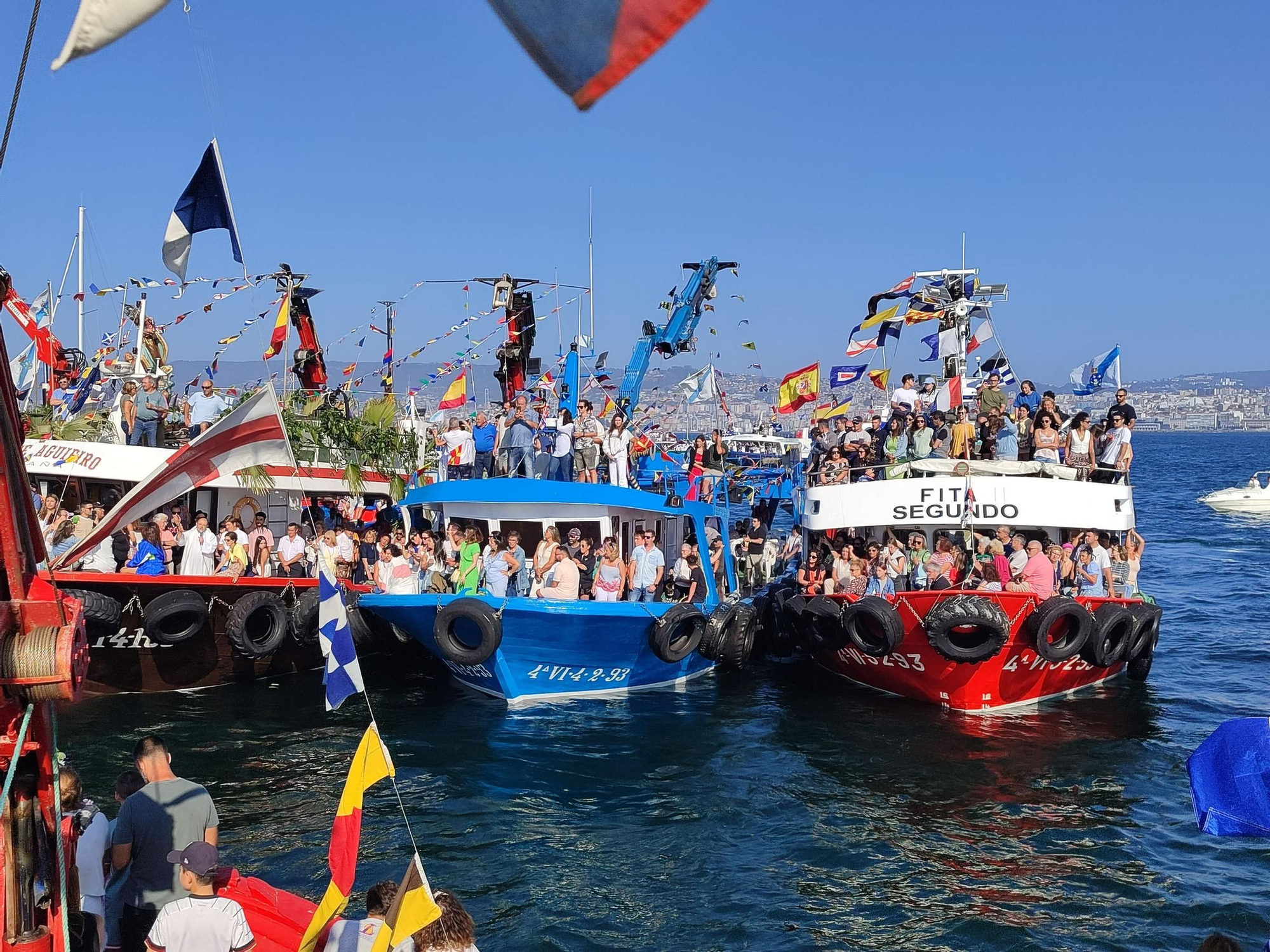 Cangas se hace a la mar por su Virgen del Carmen