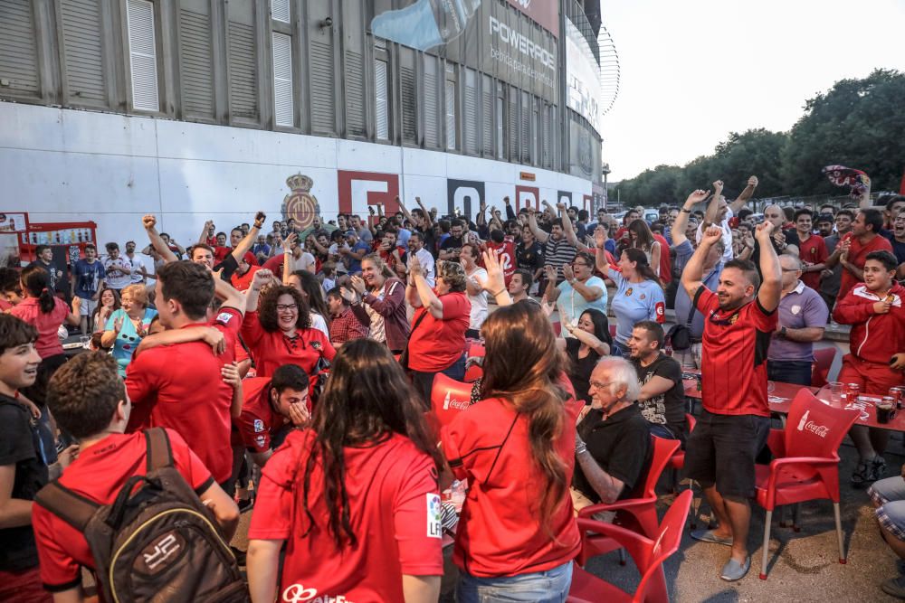 Los aficionados ven el partido en pantallas en Son Moix