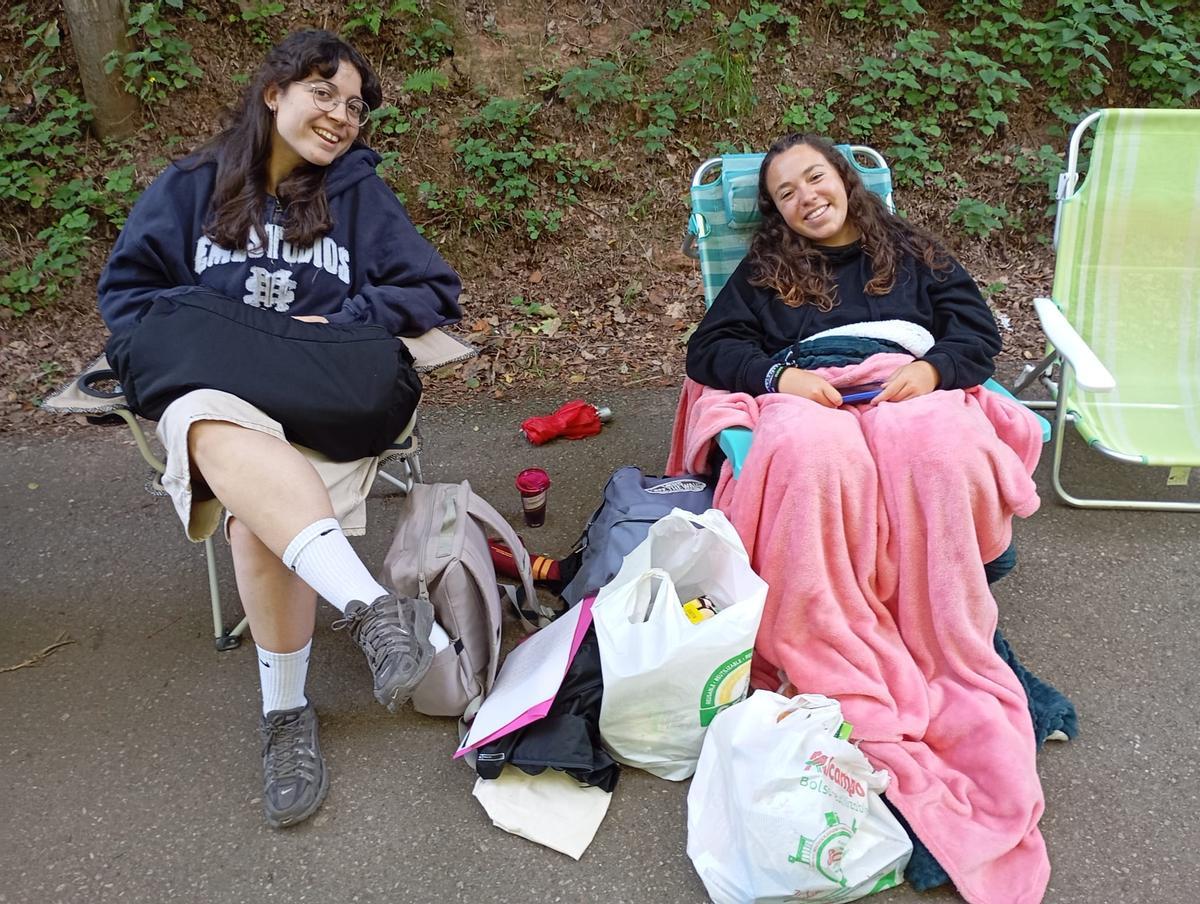 Las fans de Aitana pasan la noche junto al río de La Magdalena, en Avilés.