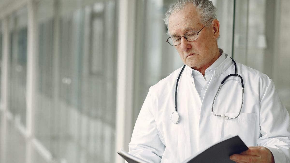 Un médico consulta un historial.