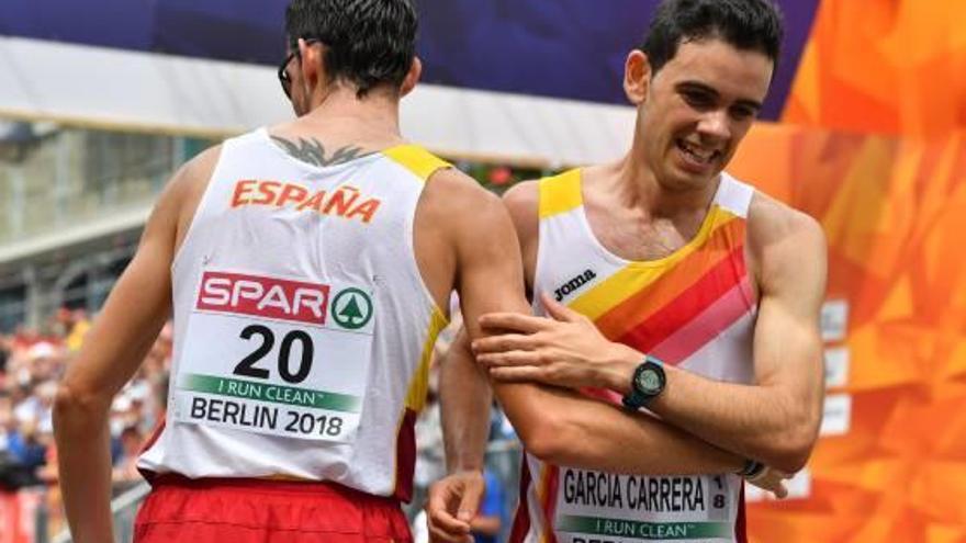 El campeón de Europa Álvaro Martín, de espaldas, felicita al subcampeón y medalla de plata Diego García.