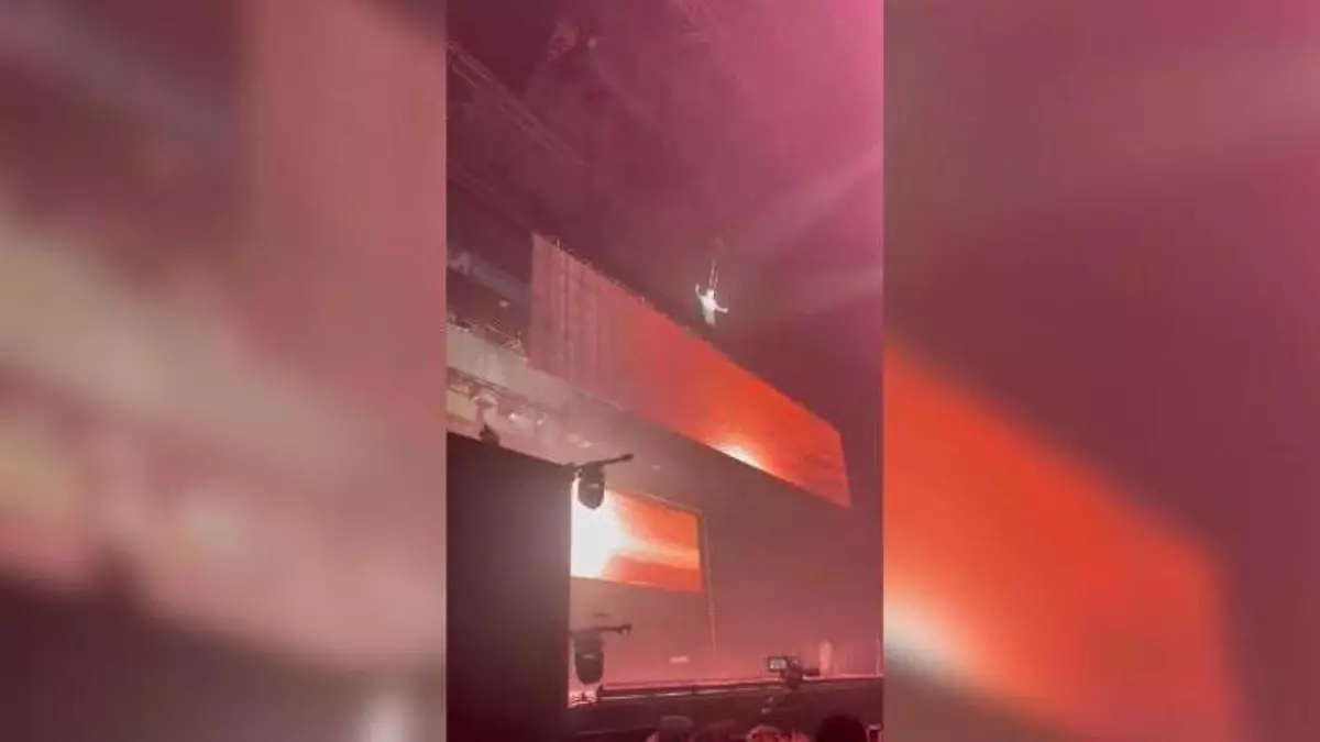 La caída del rapero Delaossa tras el fallo del arnés durante su concierto en el Movistar Arena