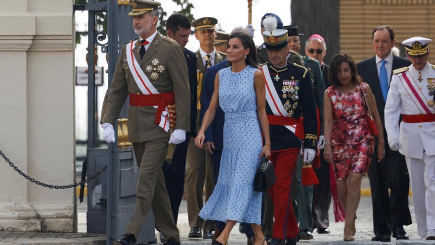 Letizia apuesta de nuevo por su vestido de lunares 'made in Spain' para la jura de bandera de Leonor