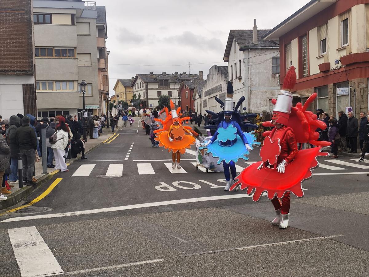 El carnaval de Tapia resiste a pesar de la lluvia