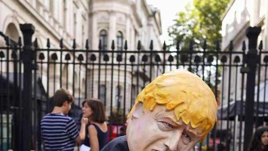 Un manifestante con una careta de Johnson, durante una protesta, ayer, ante su residencia oficial londinense de Downing Street. // Efe