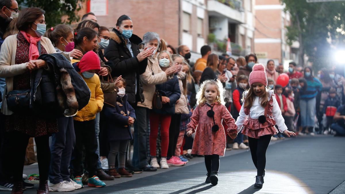 Dos niñas desfilan en una de las actividades organizadas en el Santa Rosa Day ayer viernes.