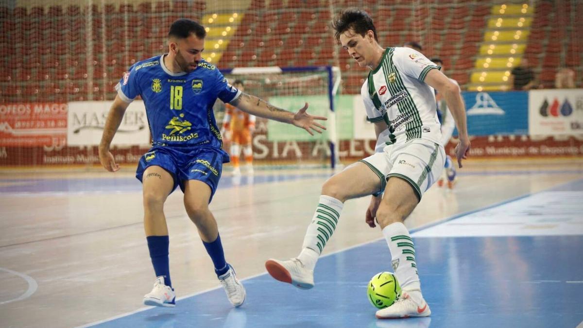 Javi Aranda intenta superar a un rival.
